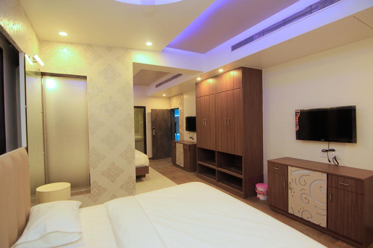 Hotel Sai Dharam Palace Ширди Экстерьер фото